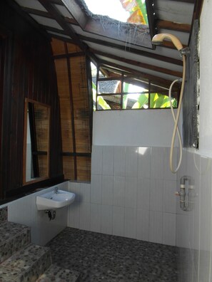 Standard Double Room, Garden View | Bathroom shower - Melati Cottage (Gili Trawangan)