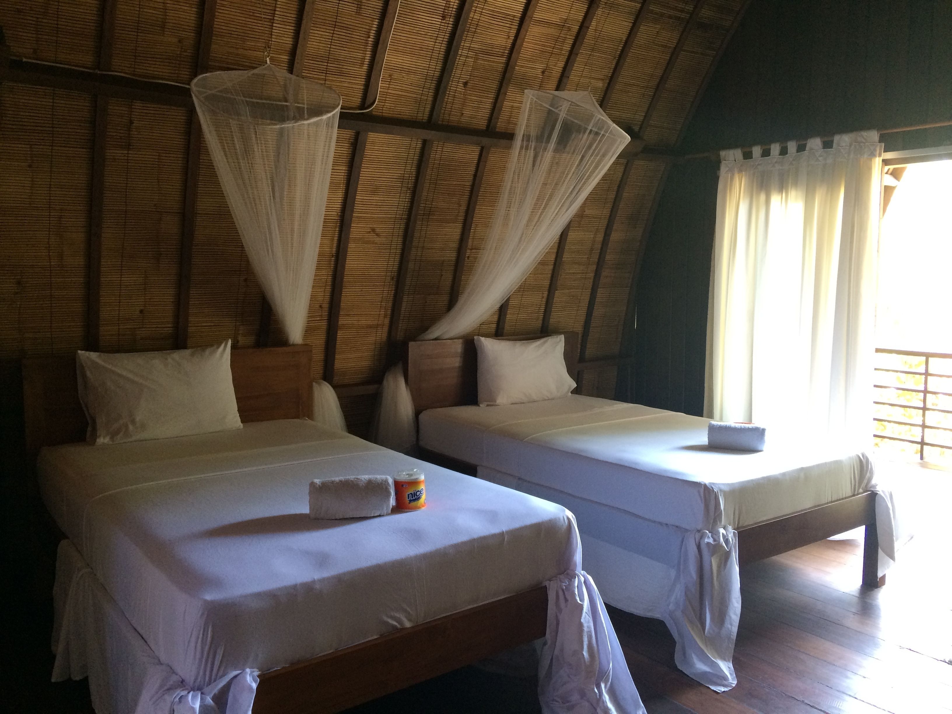 Habitación Deluxe con 2 camas individuales, 1 habitación, vista al jardín | Escritorio, camas extra, wifi gratis y ropa de cama 