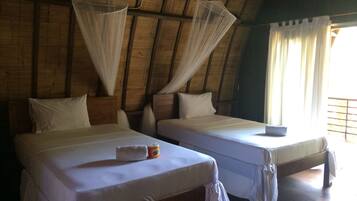 Habitación Deluxe con 2 camas individuales, 1 habitación, vista al jardín | Escritorio, camas extra, wifi gratis y ropa de cama