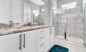 Combined shower/tub, towels