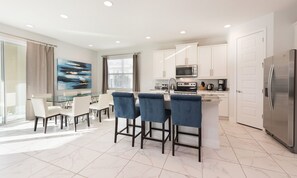 Fridge, microwave, oven, stovetop - Fabulous Villa with Game Room in Encore (Kissimmee)