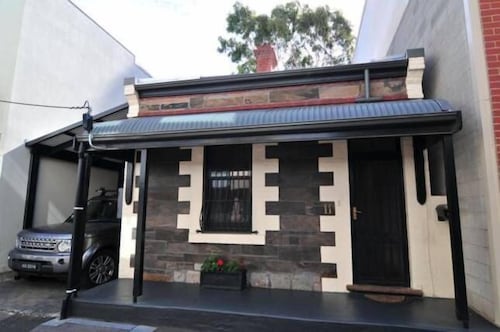 Central Market Cottage: an urban retreat for you and your Pets 