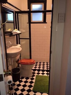 تجهيزات دش، مجففات شعر، مناشف، صابون