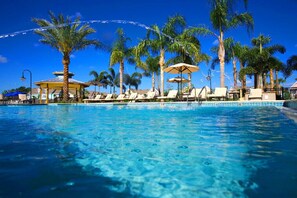 Piscina all'aperto, una piscina riscaldata
