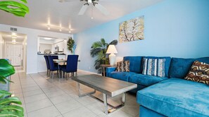 Een televisie, een dvd-speler, boeken en een computerscherm