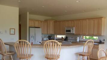 Full-sized fridge, microwave, oven, stovetop