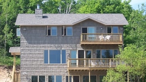 Une maison à deux étages avec un balcon au deuxième étage.