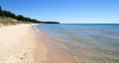 Borders Whitefish Dunes State Park; Playa privada de arena. Enorme sala de juegos!