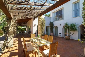 Outdoor dining - Large and comfortable villa  with private pool in Javea, Costa Blanca, Spain for 6 persons (Javea)
