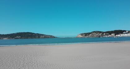 Talo suljettu puutarha ja uima-allas lapsille. Lemmikit tervetulleita. 4 km merestä