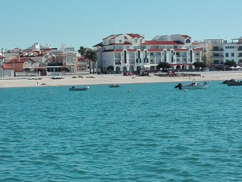 Talo suljettu puutarha ja uima-allas lapsille. Lemmikit tervetulleita. 4 km merestä