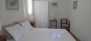 2 quartos, escrivaninha, ferros/tábuas de passar roupa, berço de viagem