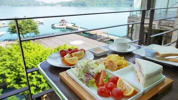 Free daily buffet breakfast