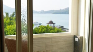 A balcony with a view of a lake, a gazebo, and some greenery. - Cherng Yuan Hotel (Yuchi)