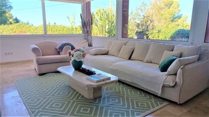 Smart-tv, een tafeltennistafel en boeken