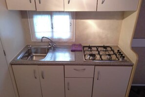 Réfrigérateur, micro-ondes, plaque de cuisson, cafetière/bouilloire