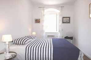 1 bedroom, WiFi, bed sheets - Lovely one bedroom apartment for 3 on the main Hvar town square (Hvar)