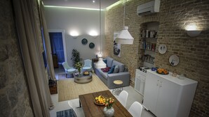 Un espacio habitable moderno con comedor, cocina y zona de estar.