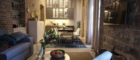 Télévision, lecteur de DVD, livres, médiathèque