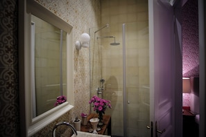 Shower, hair dryer, towels, soap - A Palace from 1881, rebuilt in 2016 (Split)