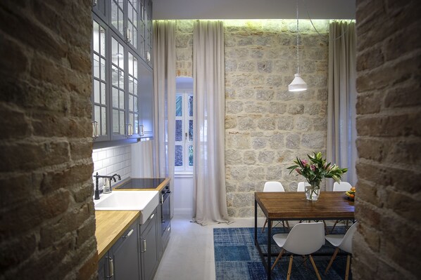 Kühlschrank, Mikrowelle, Ofen, Herdplatte