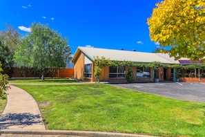 Property grounds - Country Roads Motor Inn Naracoorte (Naracoorte)