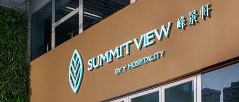 Un letrero que dice 'Summit View by Y Hospitality', con un logotipo y texto.