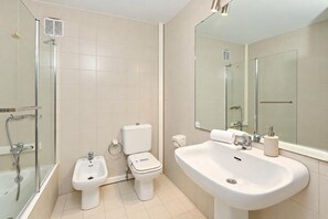 Salle de bain avec baignoire