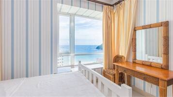 Elite-Apartment, 3 Schlafzimmer, barrierefrei, am Strand | 3 Schlafzimmer, Schreibtisch, Verdunkelungsvorhänge