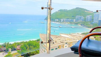 Elite-Apartment, 3 Schlafzimmer, barrierefrei, am Strand | 3 Schlafzimmer, Schreibtisch, Verdunkelungsvorhänge