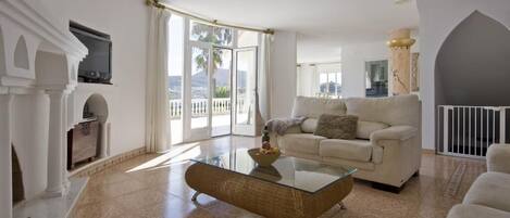 Télévision, lecteur de DVD, chaîne hi-fi