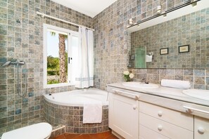 Combined shower/bathtub, bidet, towels