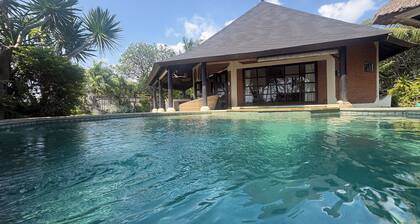 Villa Bundar: Luxury Beachfront Villa mit Personal