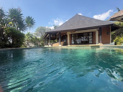 Villa Bundar: fabulous beachfront villa with pool and with staff!
