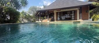 Villa Bundar: fabulous beachfront villa with pool and with staff!