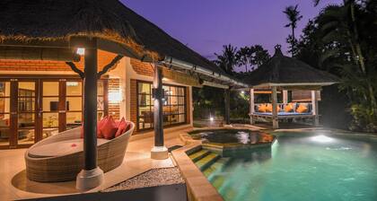 Villa Bundar: fabulous beachfront villa with pool and with staff!
