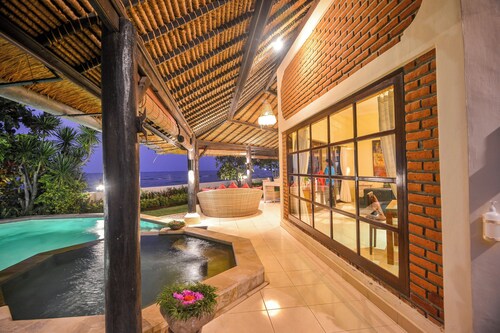 Villa Bundar: fabulous beachfront villa with pool and with staff!