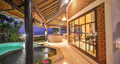 Villa Bundar: fabulous beachfront villa with pool and with staff!