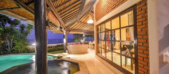 Villa Bundar: fabulous beachfront villa with pool and with staff!