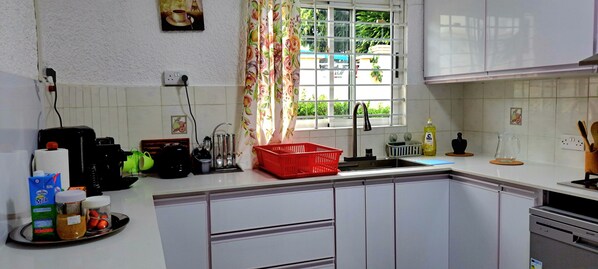 茶具/咖啡用具、冰箱、微波炉、烤箱