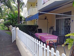 Outdoor dining -  A Villa in an idyllic setting, unparalleled service at a cool price (Flic en Flac)
