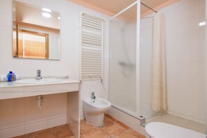Combined shower/bathtub, bidet, towels