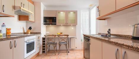 冷蔵庫、電子レンジ、オーブン、コンロ