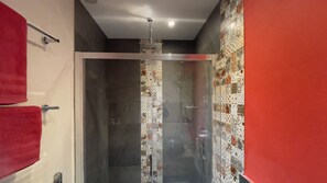 Regadera, amenidades de baño gratuitas, secadora de cabello, toallas