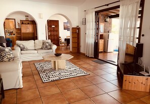 TV, fireplace, DVD player, books - Country Villa overlooking ocean with WI-FI. (Tias)