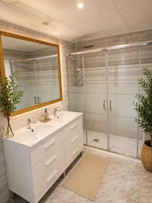Kombination af bruser/badekar, hårtørrer, bidet, håndklæder