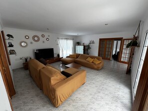 TV connectée, table de tennis de table, livres