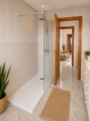 Een bad/douchecombinatie, een haardroger, een bidet, handdoeken