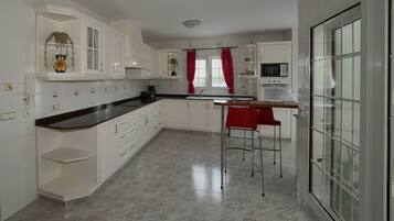 Een koelkast, een microgolfoven, een oven, een kookplaat