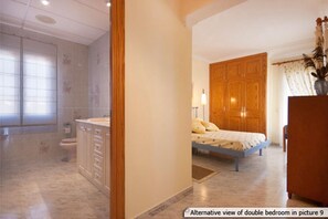 5 Schlafzimmer, Zimmersafe, Bügeleisen/Bügelbrett, Reisekinderbett